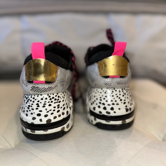 BRAND NEW Stylish Steve Madden Cliff Black and Pink Women's Sneakers - Picture 4 of 5